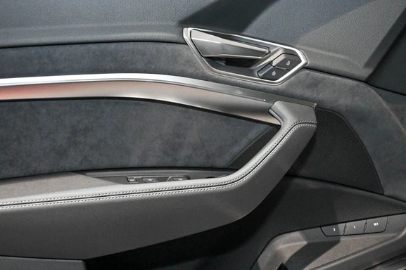 Audi Q8 e-Tron Sportback 55 = Black Optic= Гаранция - изображение 4