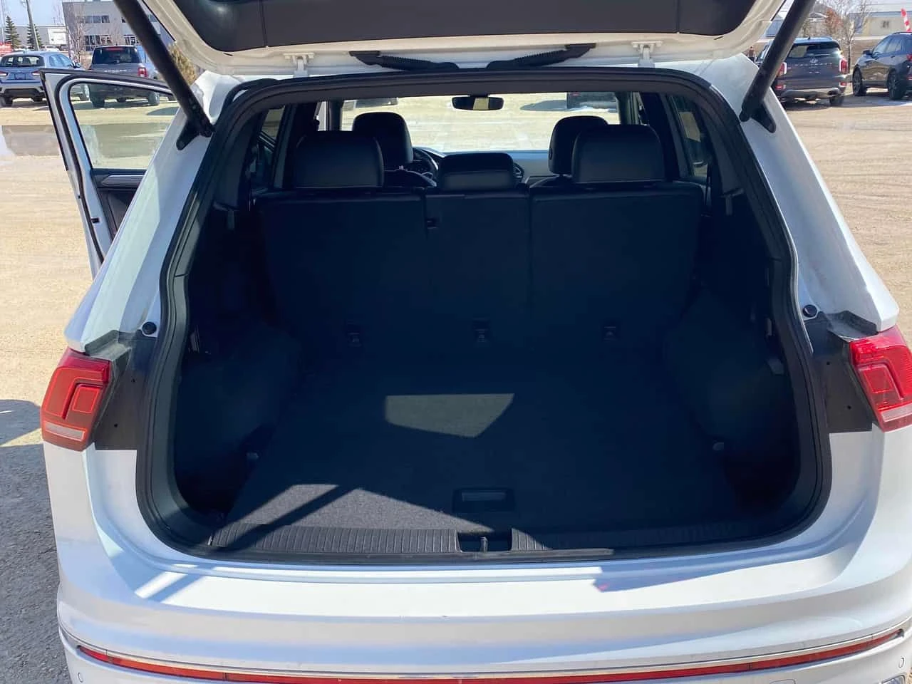 VW Tiguan  Highline R Line /360/ОБДУХВАНЕ/КЛИП НА МОТОРА , снимка 14 - Автомобили и джипове - 54169153