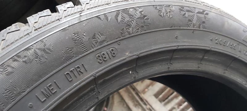 Гуми Зимни 205/55R17, снимка 7 - Гуми и джанти - 34005553