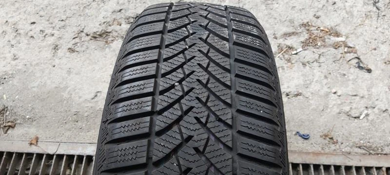 Гуми Зимни 205/55R17, снимка 1 - Гуми и джанти - 34005553