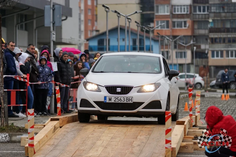 Seat Ibiza Sports coupe, снимка 2 - Автомобили и джипове - 52395663