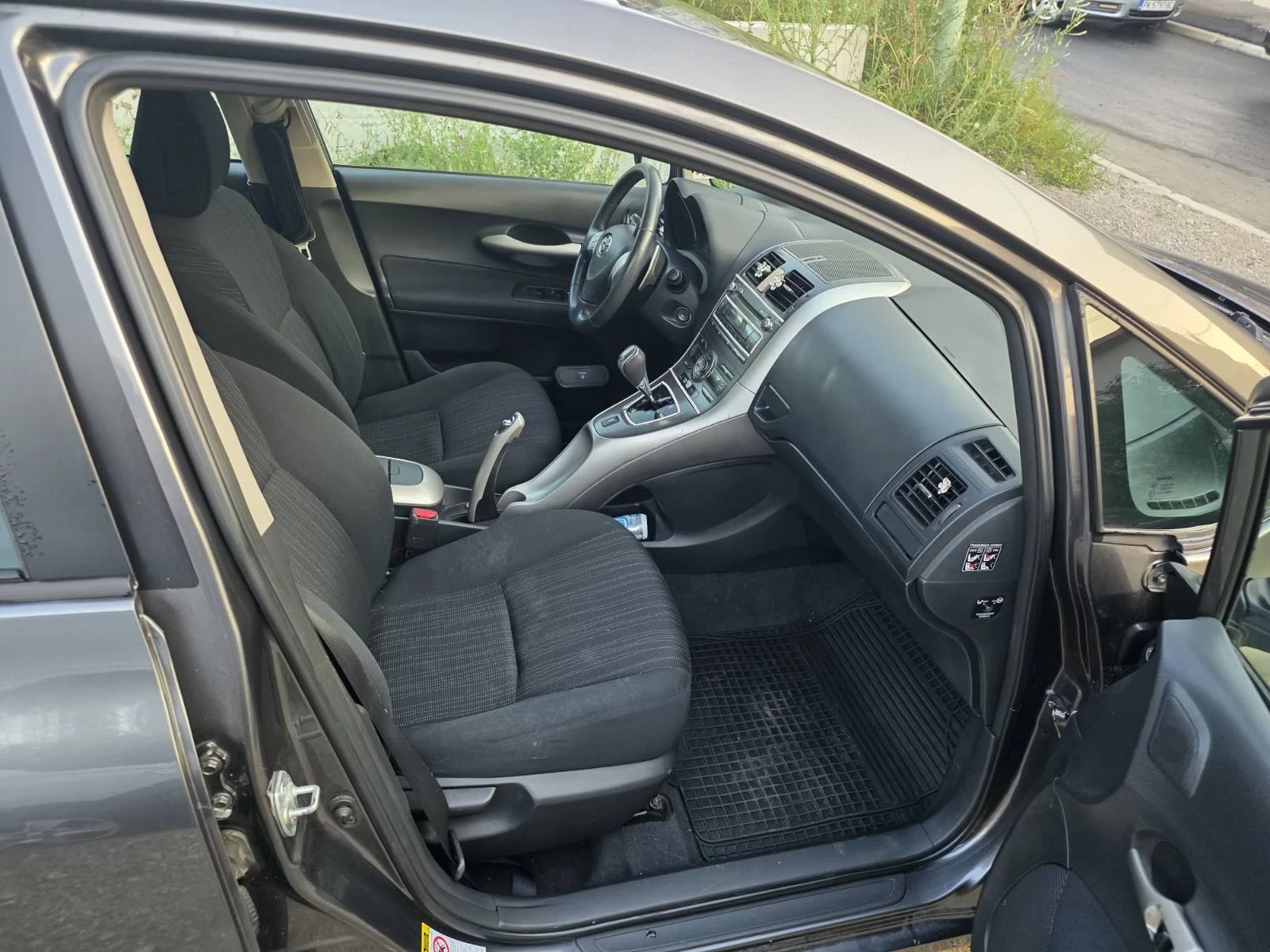 Toyota Auris 1.4 D4D, снимка 7 - Автомобили и джипове - 55352127
