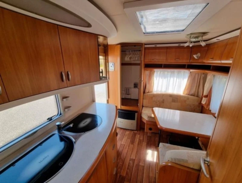 Каравана Hobby Excellent easy 440, снимка 6 - Каравани и кемпери - 52256989