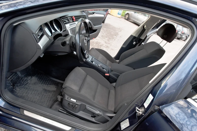 VW Passat Vw passat B8* 2.0TDI* R LINE* ACC* МАСАЖ* , снимка 11 - Автомобили и джипове - 53028542