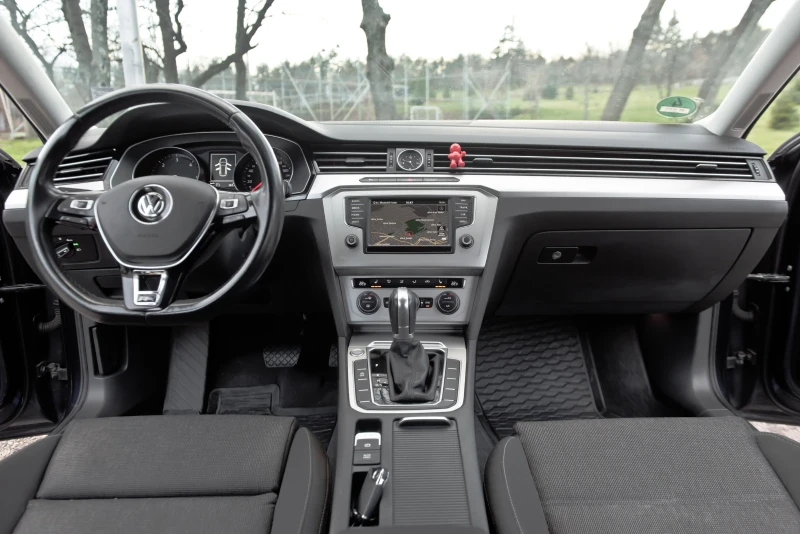 VW Passat Vw passat B8* 2.0TDI* R LINE* ACC* МАСАЖ* , снимка 10 - Автомобили и джипове - 53028542