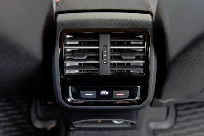 VW Passat Vw passat B8* 2.0TDI* R LINE* ACC* МАСАЖ* , снимка 15 - Автомобили и джипове - 53028542