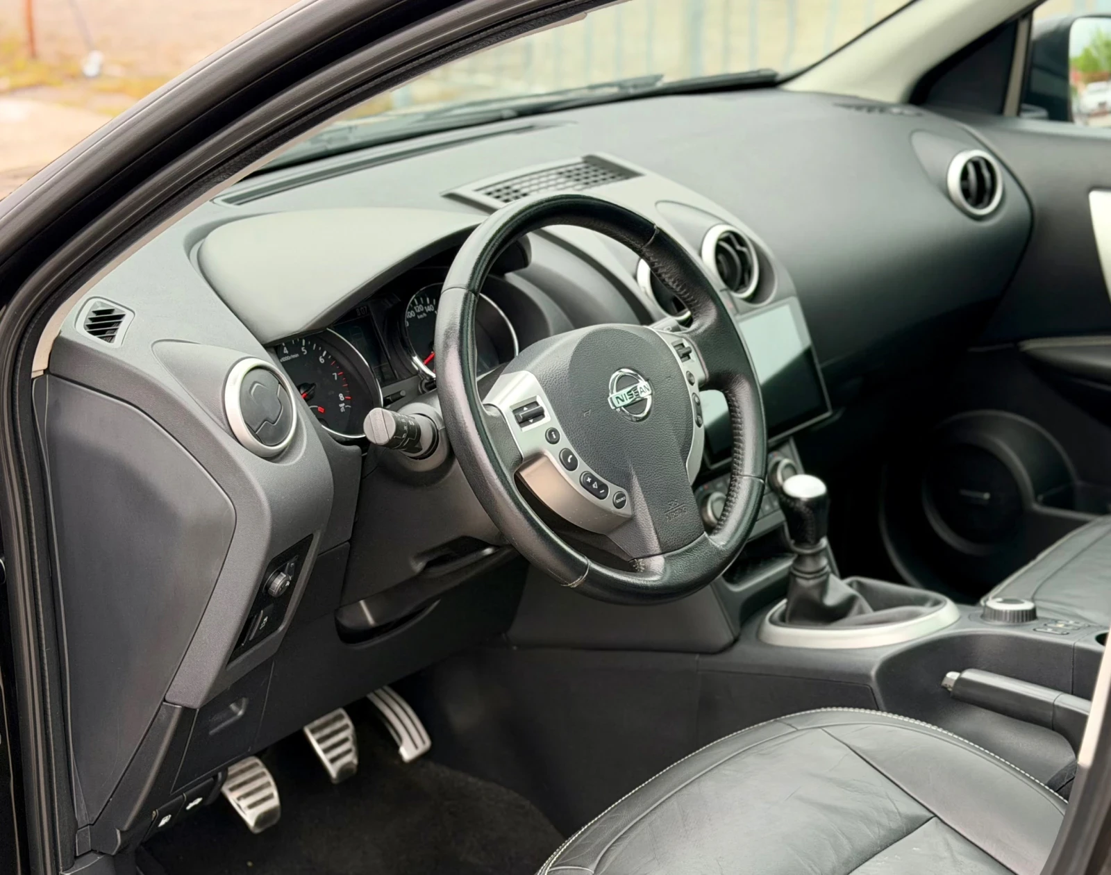 Nissan Qashqai 2.0i 4х4 keyless Panorama Кожа Навигация Tekna, снимка 8 - Автомобили и джипове - 54478556