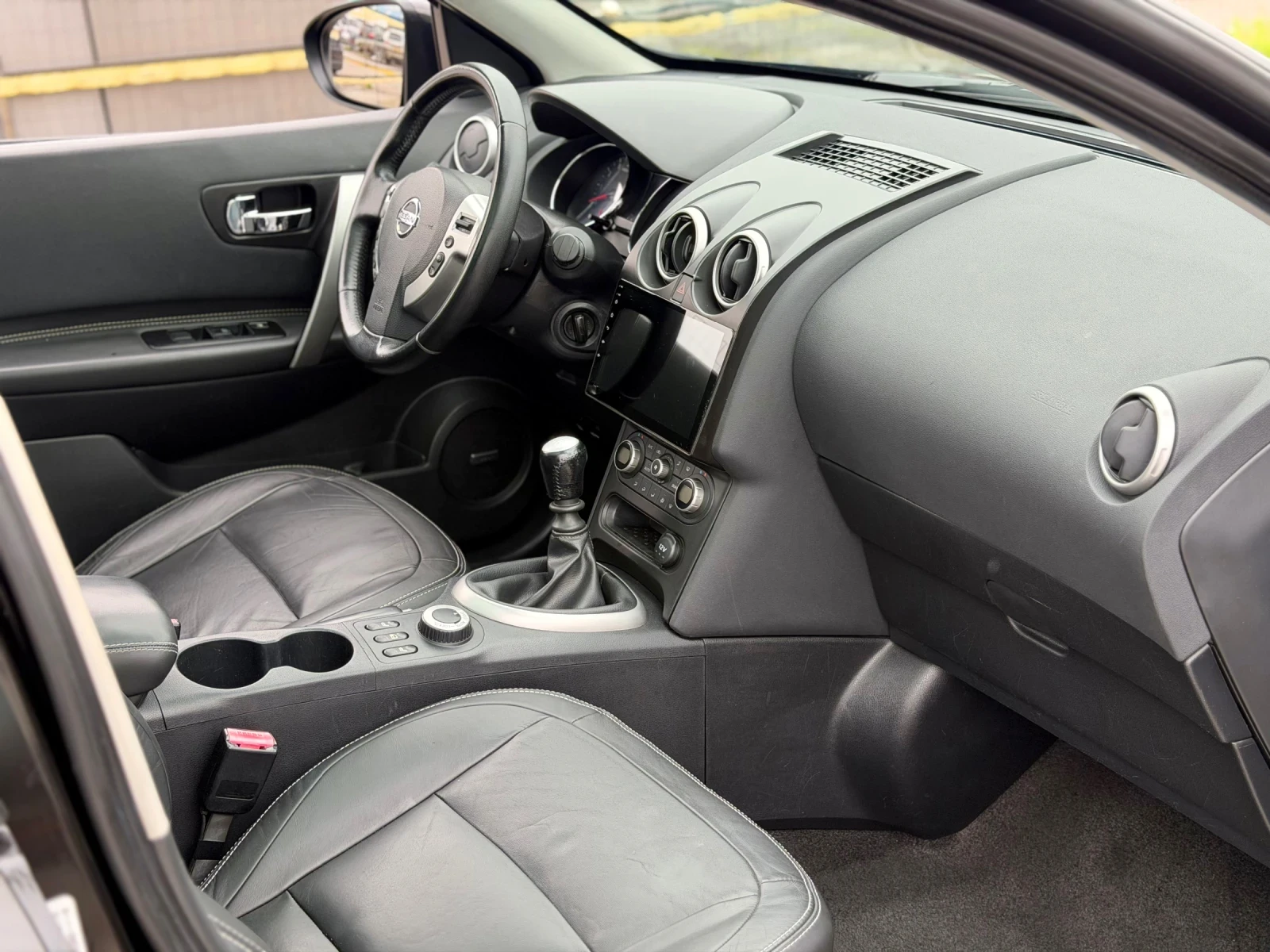 Nissan Qashqai 2.0i 4х4 keyless Panorama Кожа Навигация Tekna, снимка 9 - Автомобили и джипове - 54478556