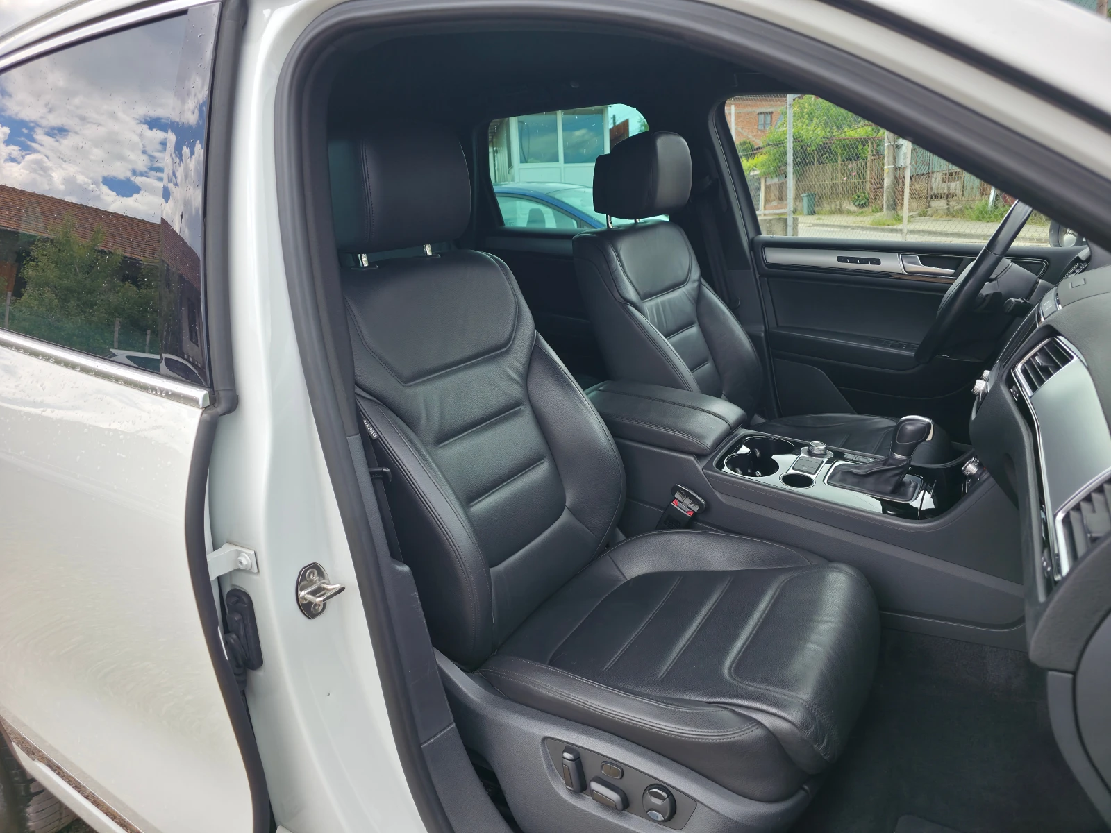 VW Touareg 3.0tdi 204ps Швейцария, снимка 11 - Автомобили и джипове - 54632587