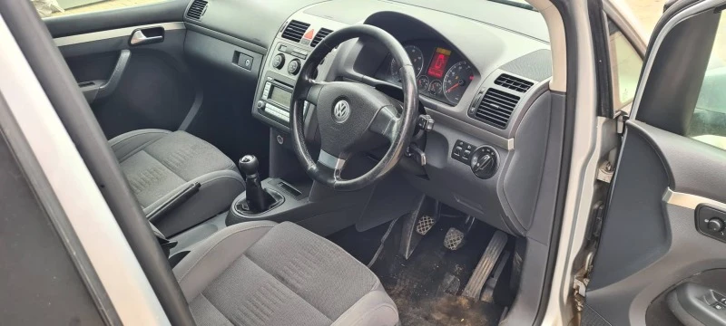 VW Touran 2.0, снимка 6 - Автомобили и джипове - 38634106