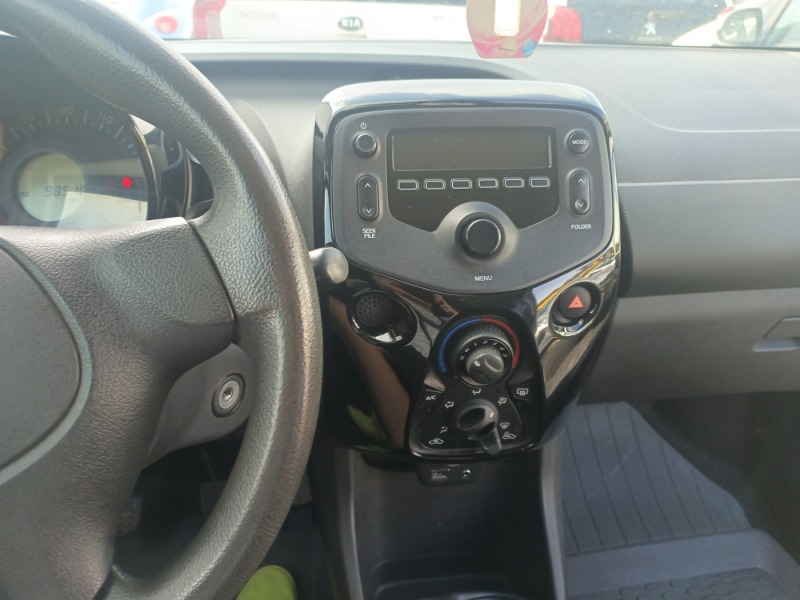 Toyota Aygo 1.0 VVT-i, снимка 10 - Автомобили и джипове - 46383899