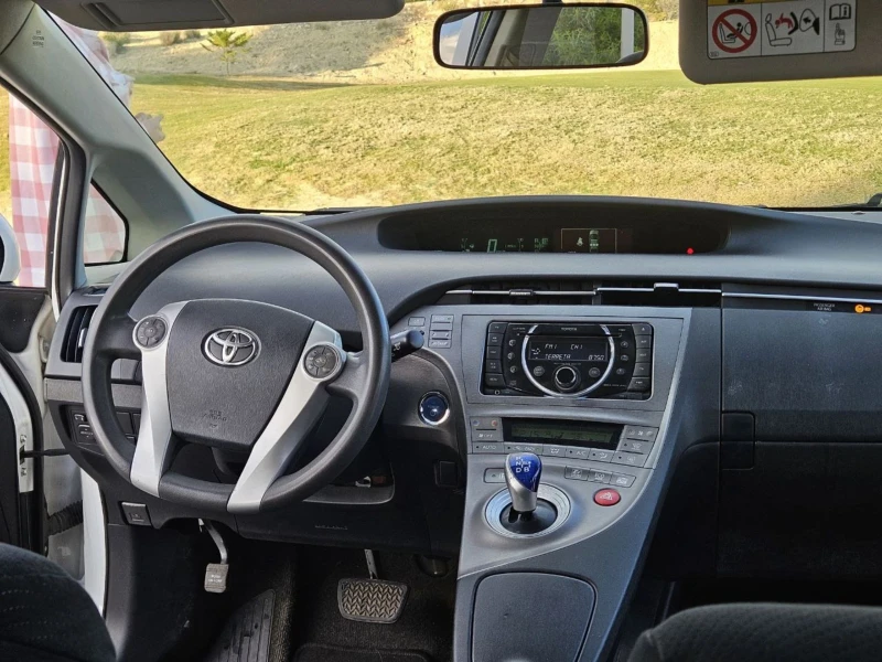 Toyota Prius 1.8 хибрид, снимка 7 - Автомобили и джипове - 53405944
