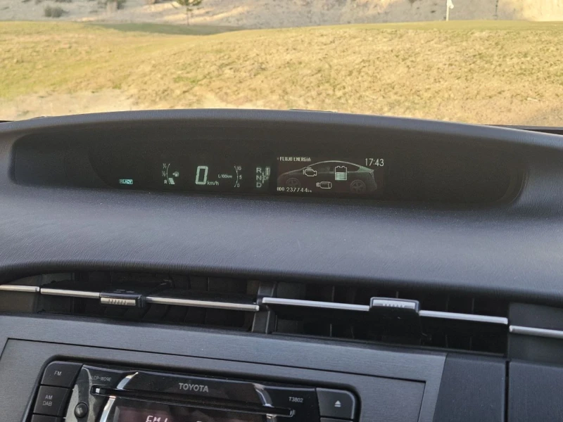 Toyota Prius 1.8 хибрид, снимка 11 - Автомобили и джипове - 53405944
