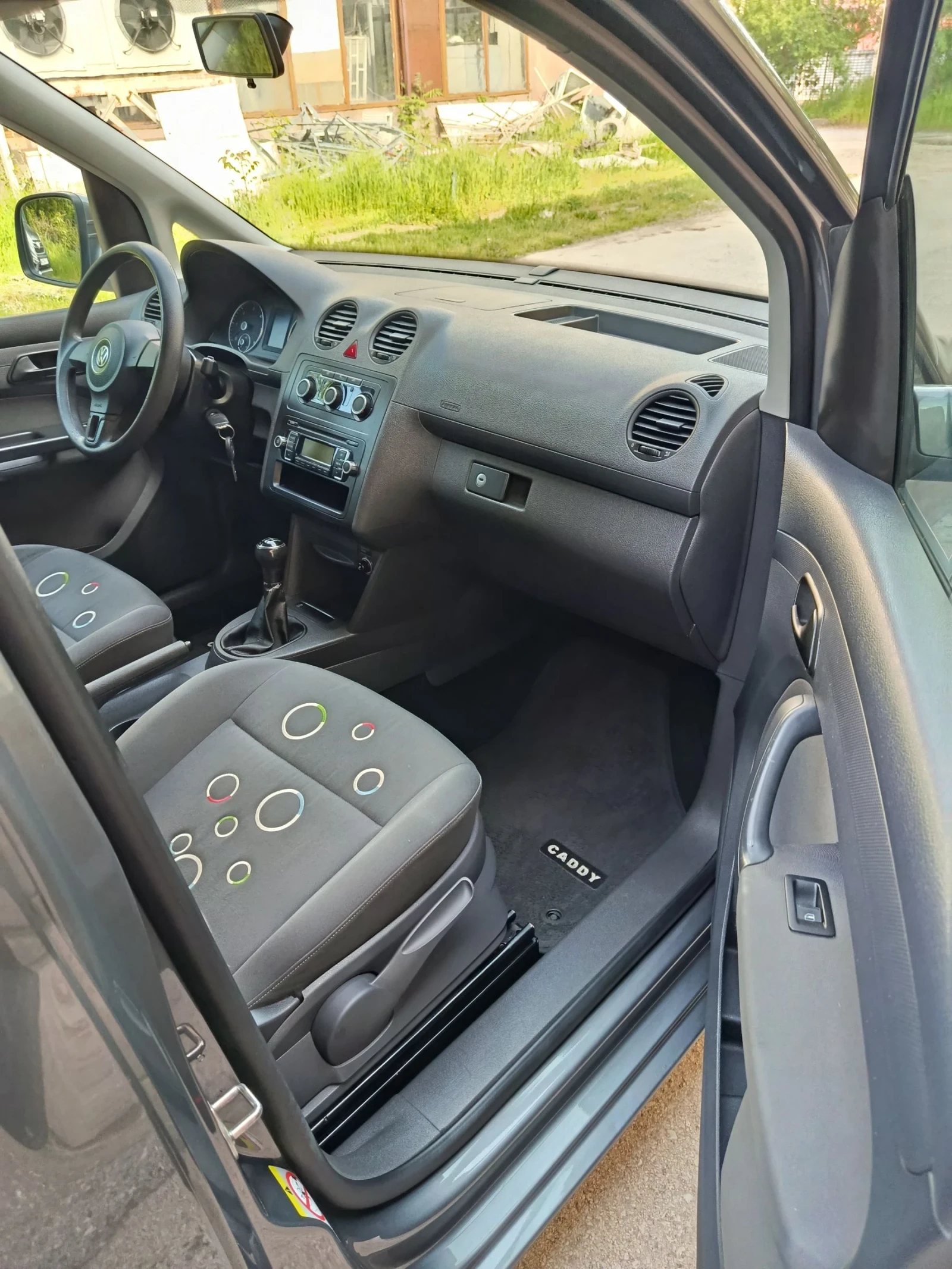 VW Caddy TDI, снимка 8 - Автомобили и джипове - 54455397