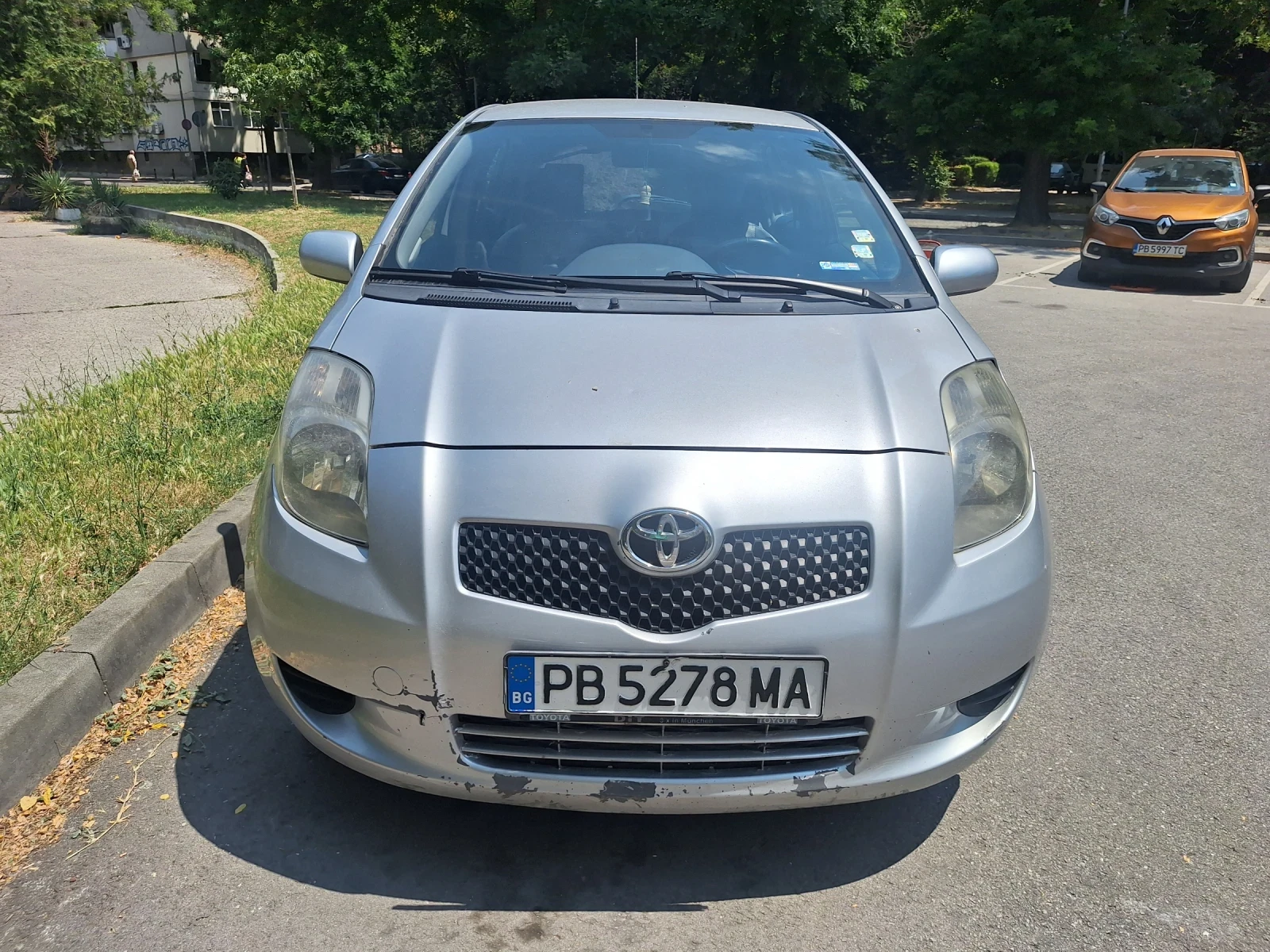 Toyota Yaris Лек автомобил