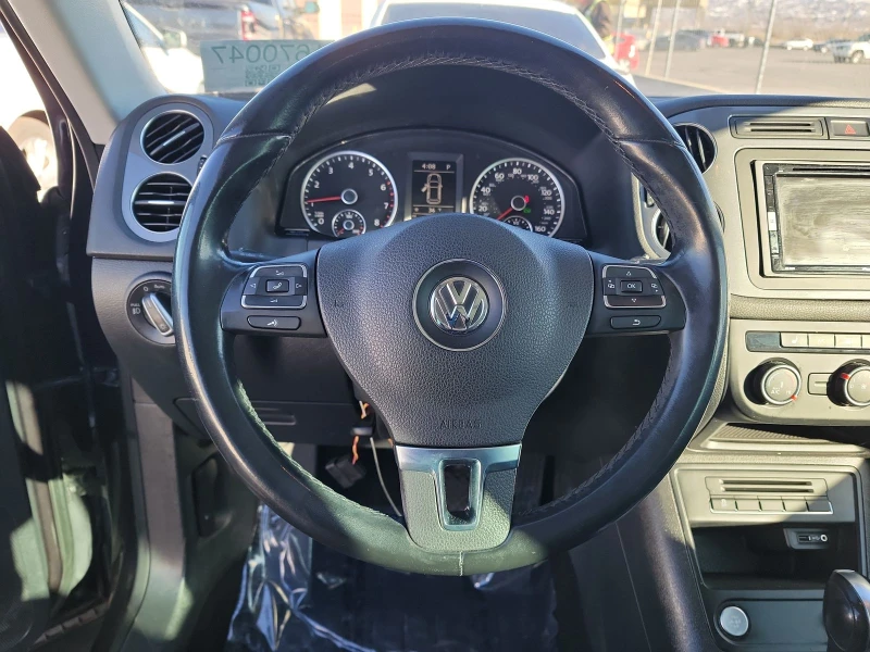 VW Tiguan SE* Подгрев* Navi* Keyless* , снимка 12 - Автомобили и джипове - 48995491