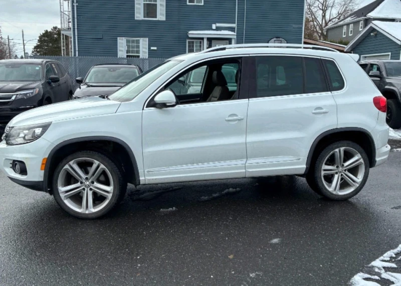VW Tiguan 2.0L TSI R-LINE , снимка 2 - Автомобили и джипове - 52459951