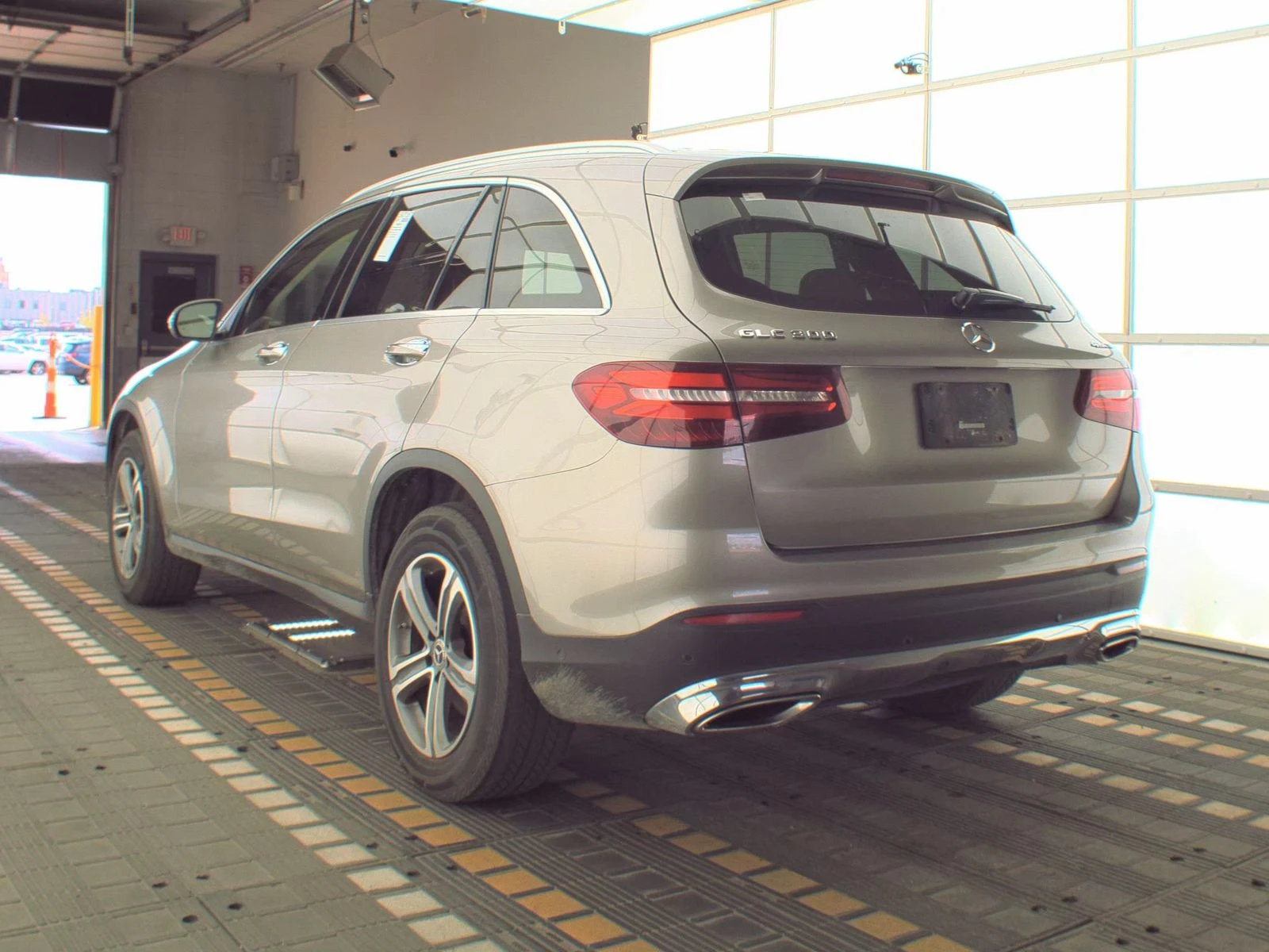 Mercedes-Benz GLC 300 4MATIC* Ambient* BURMESTER* 360* Пано* Дистроник*  - изображение 6