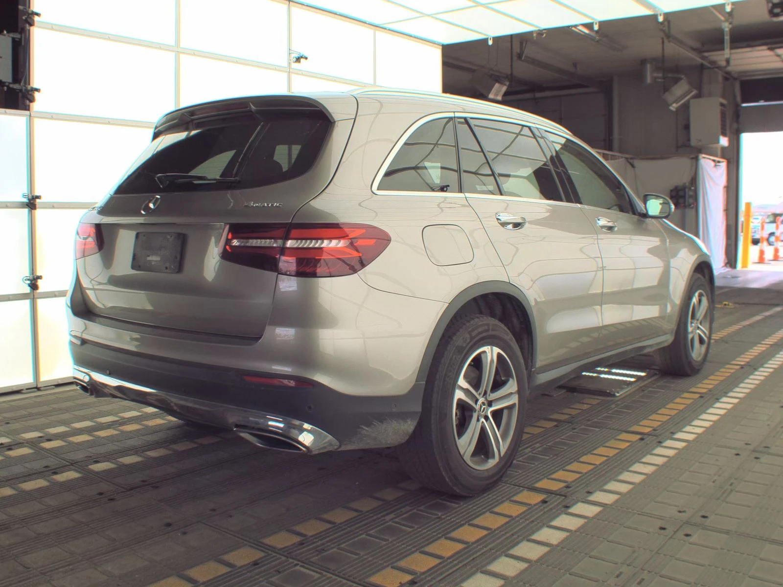 Mercedes-Benz GLC 300 4MATIC* Ambient* BURMESTER* 360* Пано* Дистроник*  - изображение 4