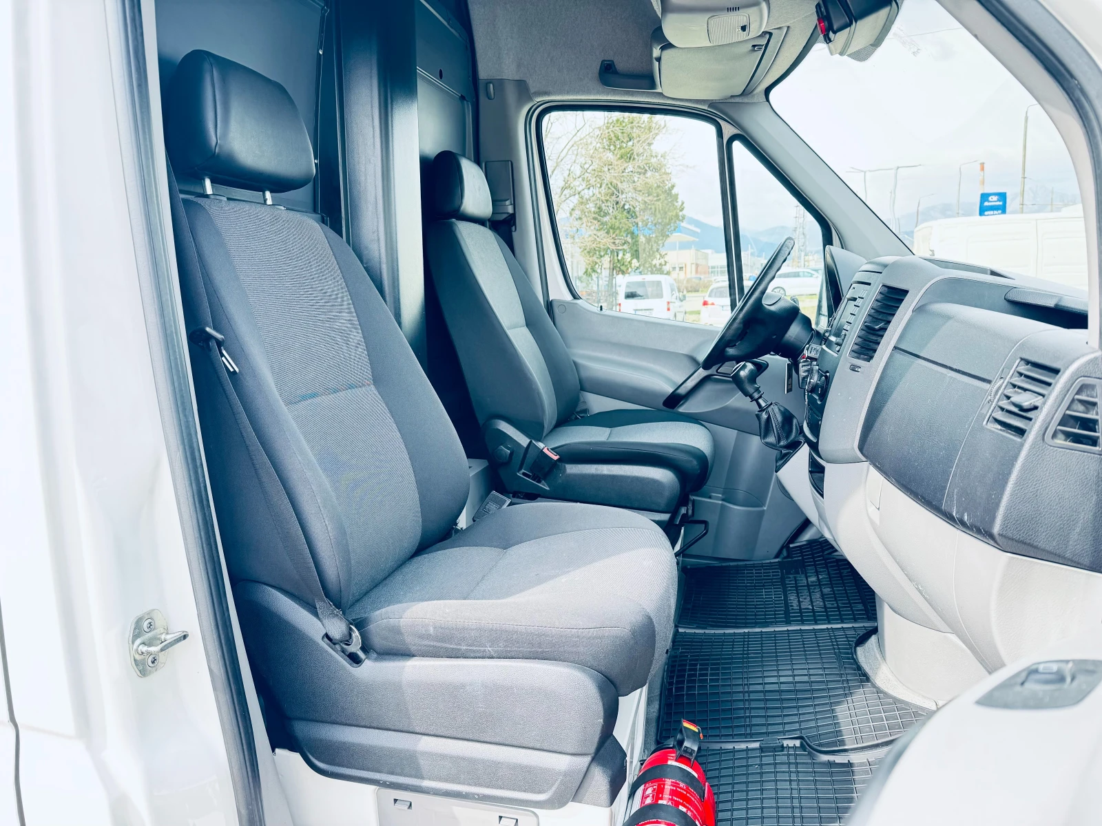 VW Crafter ХЛАДИЛЕН Нов внос Швейцария ТОП СЪСТОЯНИЕ, снимка 8 - Бусове и автобуси - 53915177