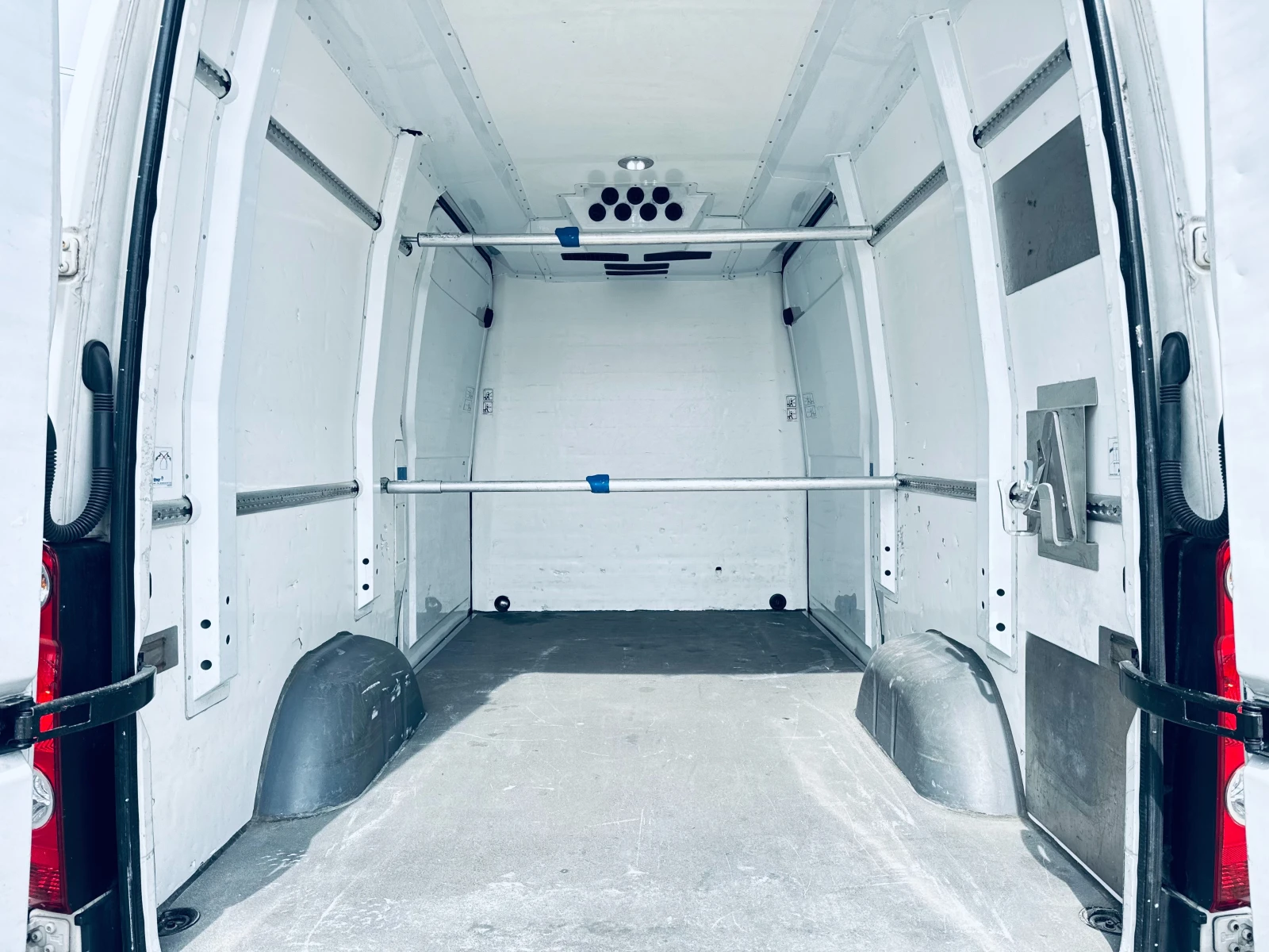 VW Crafter ХЛАДИЛЕН Нов внос Швейцария ТОП СЪСТОЯНИЕ, снимка 13 - Бусове и автобуси - 53915177