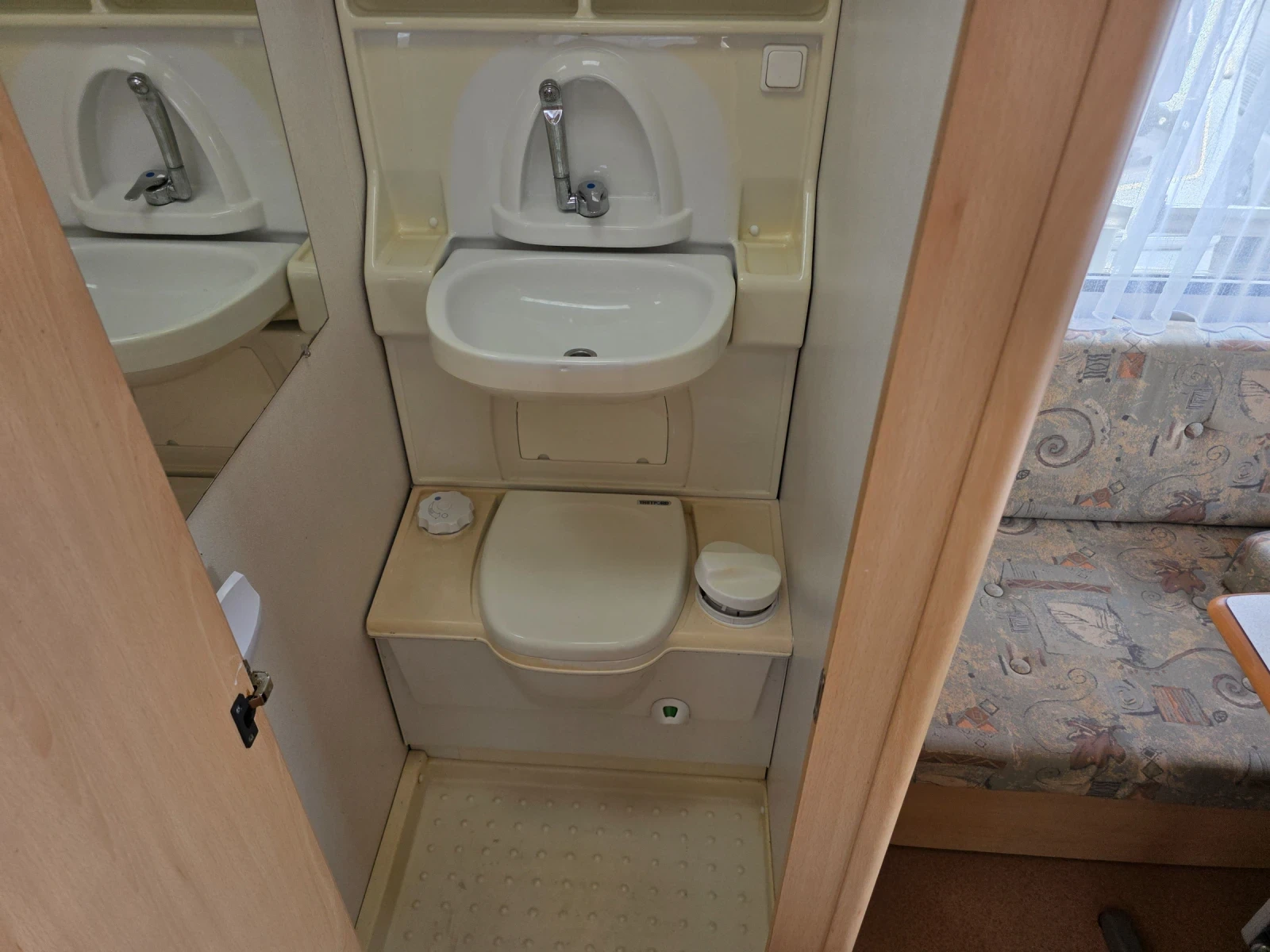 Каравана ABI CHATEAU CARATT 390, снимка 16 - Каравани и кемпери - 54677486