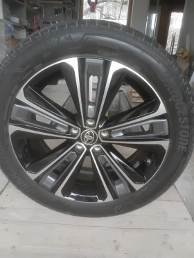 Гуми с джанти Bridgestone 235/50R20, снимка 2 - Гуми и джанти - 53290279