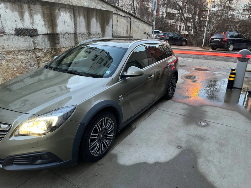 Opel Insignia Sports Tourer SW, снимка 2 - Автомобили и джипове - 48362779