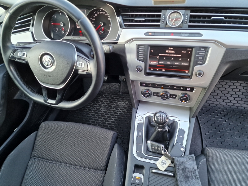VW Passat 2.0tdi 150k.c. / Keyless Go / Панорама / Масаж , снимка 16 - Автомобили и джипове - 37543863