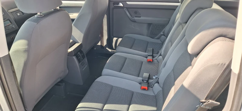 VW Touran ПЕРФЕКТНА!!!, снимка 14 - Автомобили и джипове - 51653758