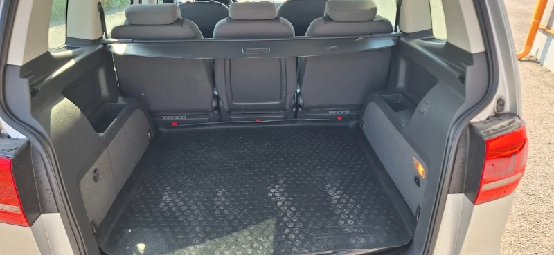 VW Touran ПЕРФЕКТНА!!!, снимка 13 - Автомобили и джипове - 51653758
