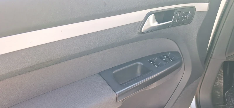 VW Touran ПЕРФЕКТНА!!!, снимка 16 - Автомобили и джипове - 51653758