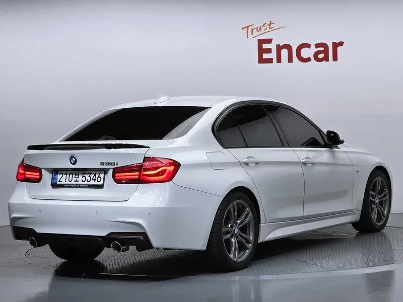 BMW 320 i - САМО 30% АВАНС, снимка 2 - Автомобили и джипове - 56304454