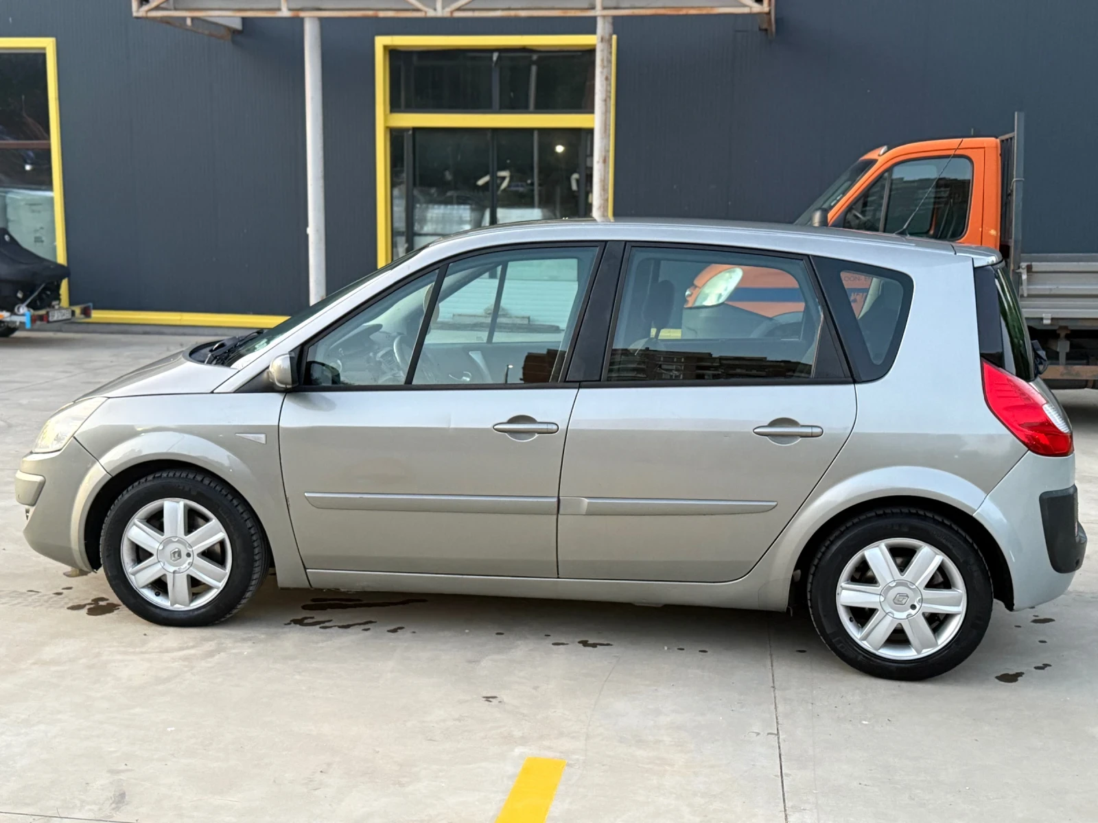 Renault Scenic 1.9DCI, снимка 8 - Автомобили и джипове - 55365374