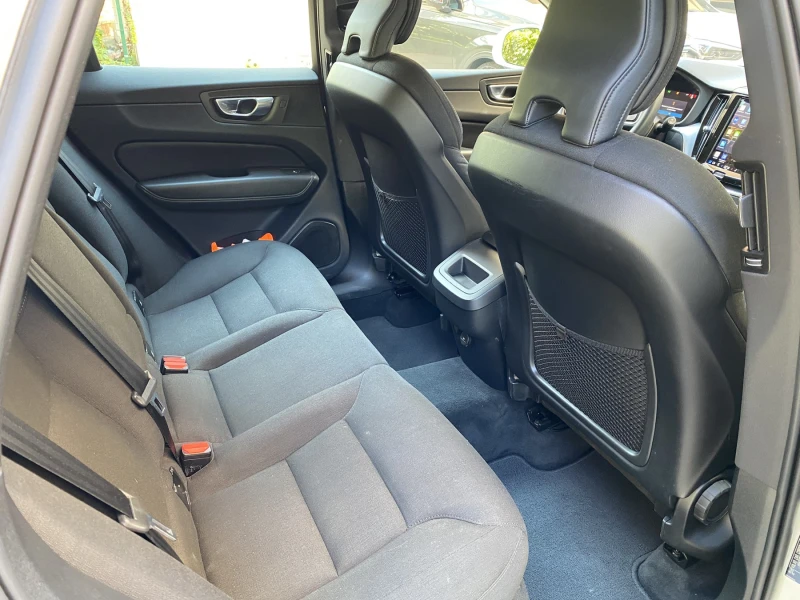Volvo XC60  B4 / AWD / Momentum Pro / Auto, снимка 12 - Автомобили и джипове - 51750174