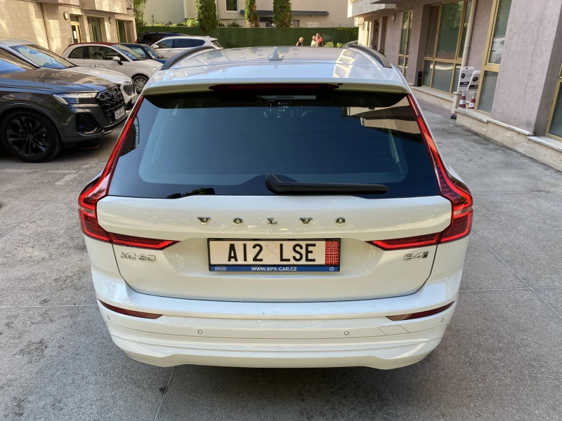 Volvo XC60  B4 / AWD / Momentum Pro / Auto, снимка 4 - Автомобили и джипове - 51750174