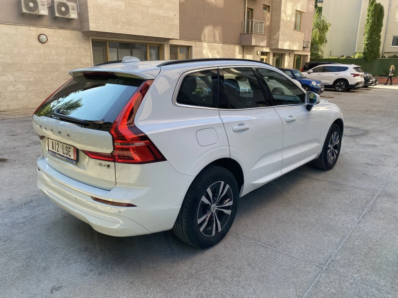 Volvo XC60  B4 / AWD / Momentum Pro / Auto, снимка 3 - Автомобили и джипове - 51750174