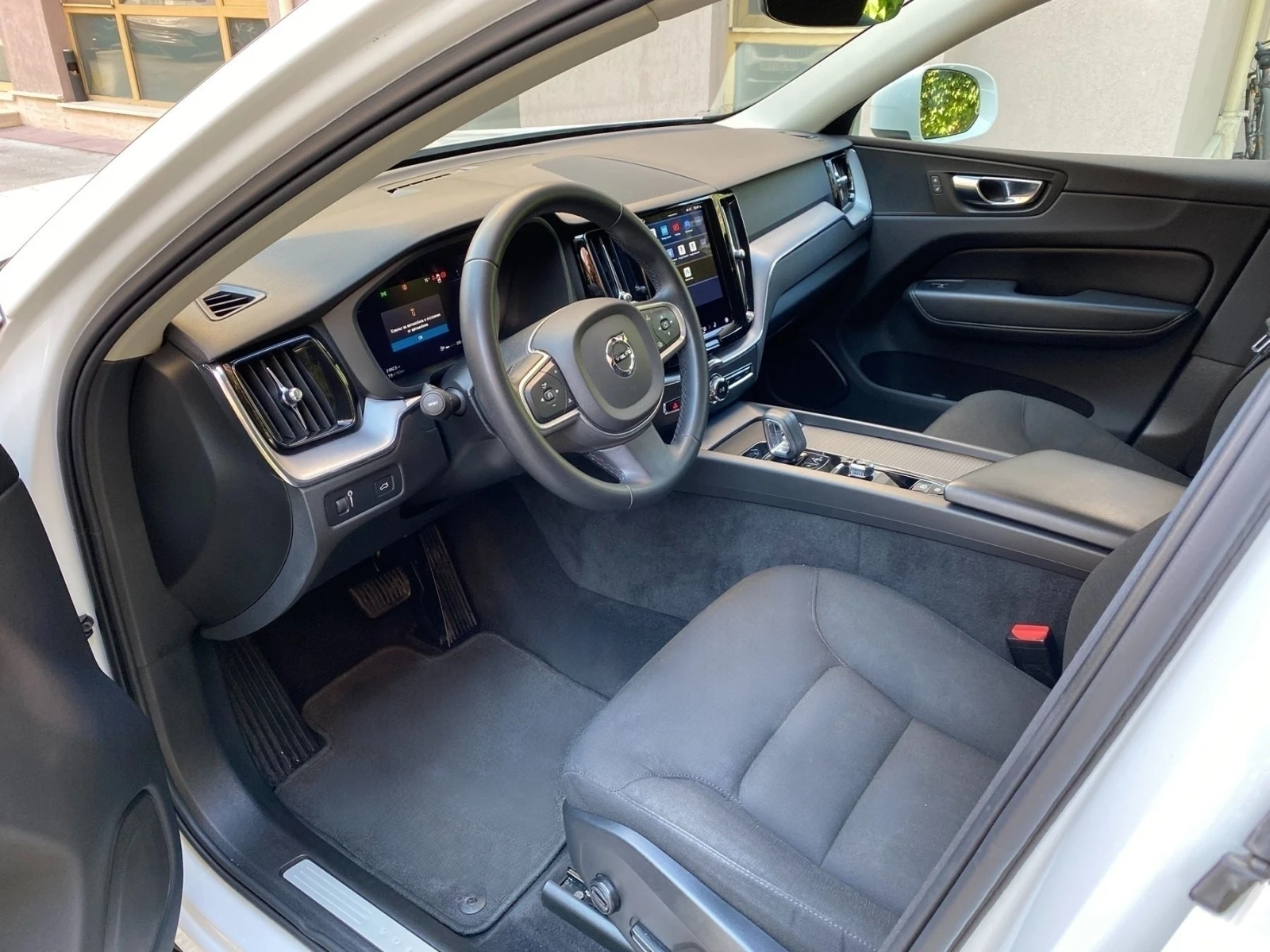 Volvo XC60  B4 / AWD / Momentum Pro / Auto - изображение 9