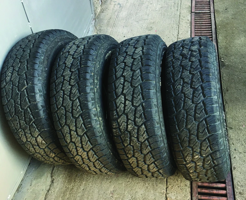 Гуми Всесезонни 235/75R15, снимка 5 - Гуми и джанти - 48923441