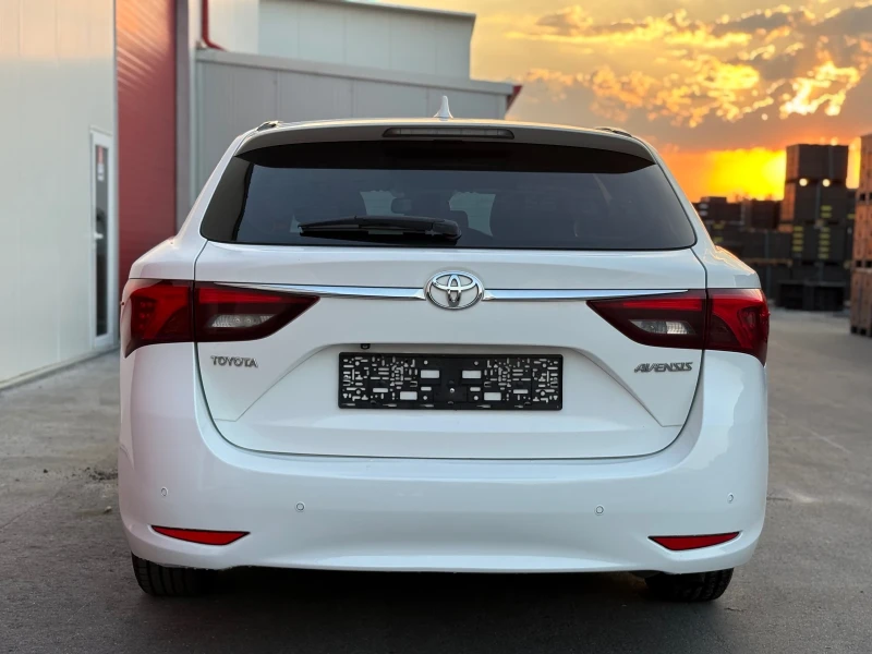 Toyota Avensis 1.6 D4D* Navi* Distronic* Keyless* Panorama* Camer, снимка 6 - Автомобили и джипове - 50949293