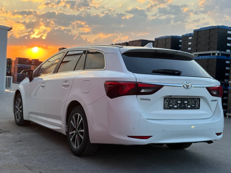 Toyota Avensis 1.6 D4D* Navi* Distronic* Keyless* Panorama* Camer, снимка 4 - Автомобили и джипове - 50949293