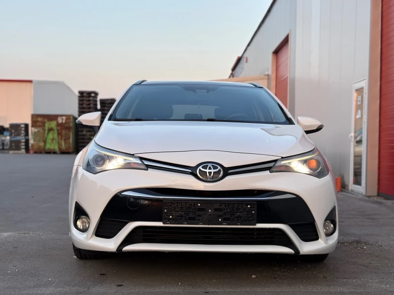 Toyota Avensis 1.6 D4D* Navi* Distronic* Keyless* Panorama* Camer, снимка 3 - Автомобили и джипове - 50949293