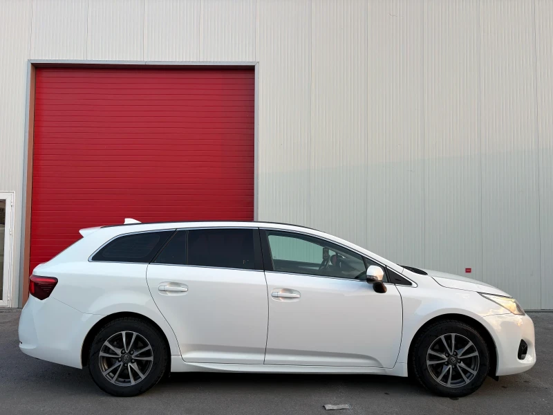 Toyota Avensis 1.6 D4D* Navi* Distronic* Keyless* Panorama* Camer, снимка 7 - Автомобили и джипове - 50949293