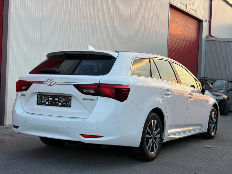 Toyota Avensis 1.6 D4D* Navi* Distronic* Keyless* Panorama* Camer, снимка 5 - Автомобили и джипове - 50949293
