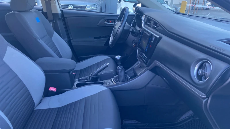 Toyota Auris 1.2T MT, снимка 8 - Автомобили и джипове - 52227158
