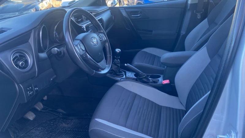 Toyota Auris 1.2T MT, снимка 14 - Автомобили и джипове - 52227158
