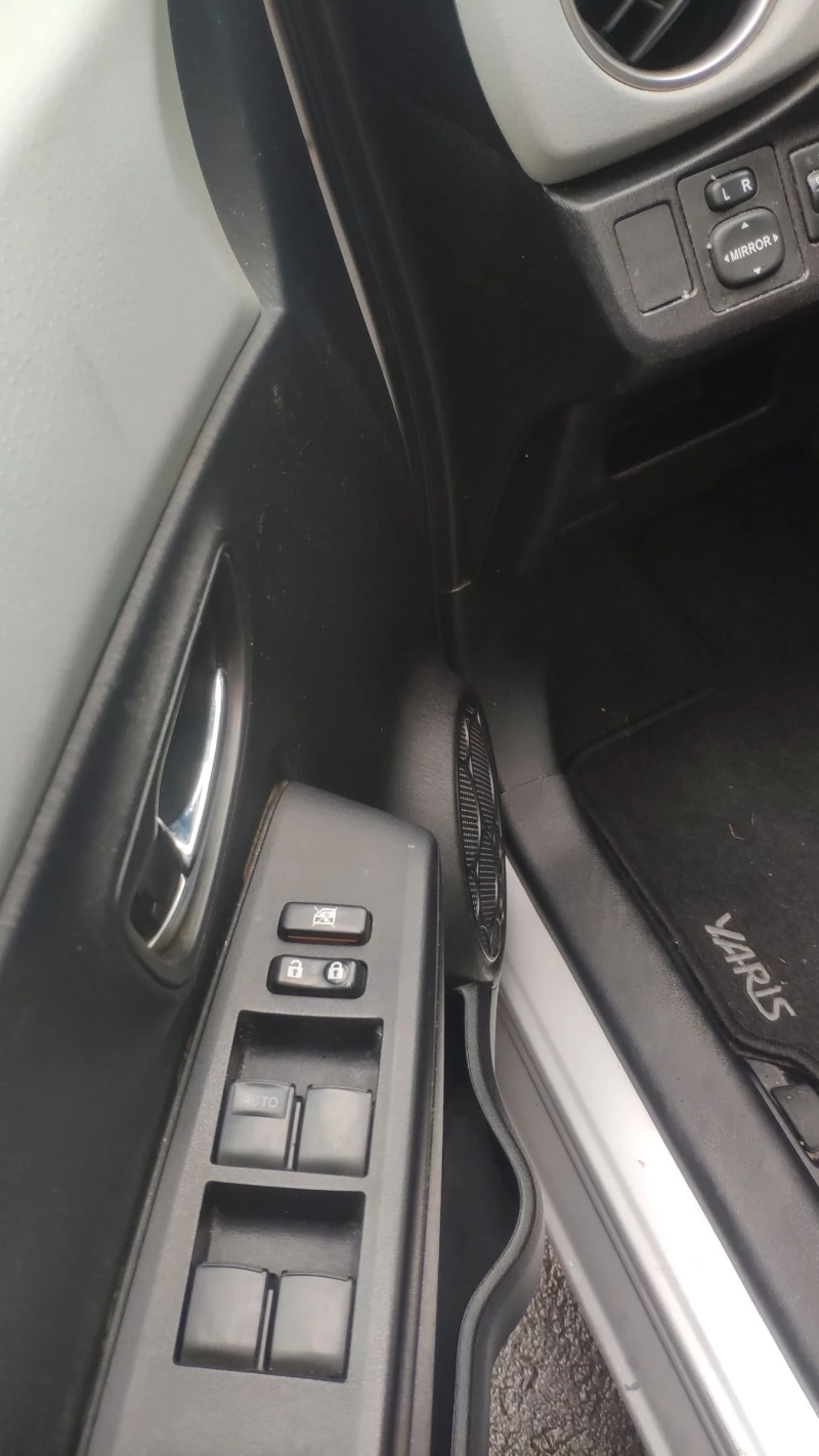 Toyota Yaris, снимка 10 - Автомобили и джипове - 53458665