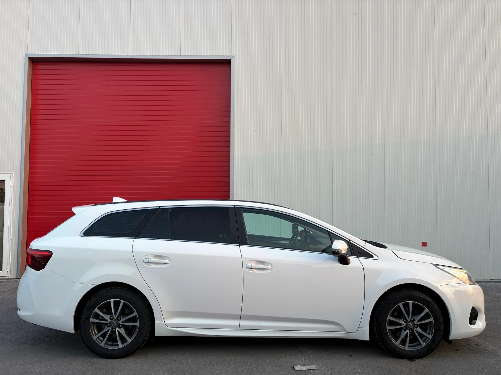 Toyota Avensis 1.6 D4D* Navi* Distronic* Keyless* Panorama* Camer - изображение 7