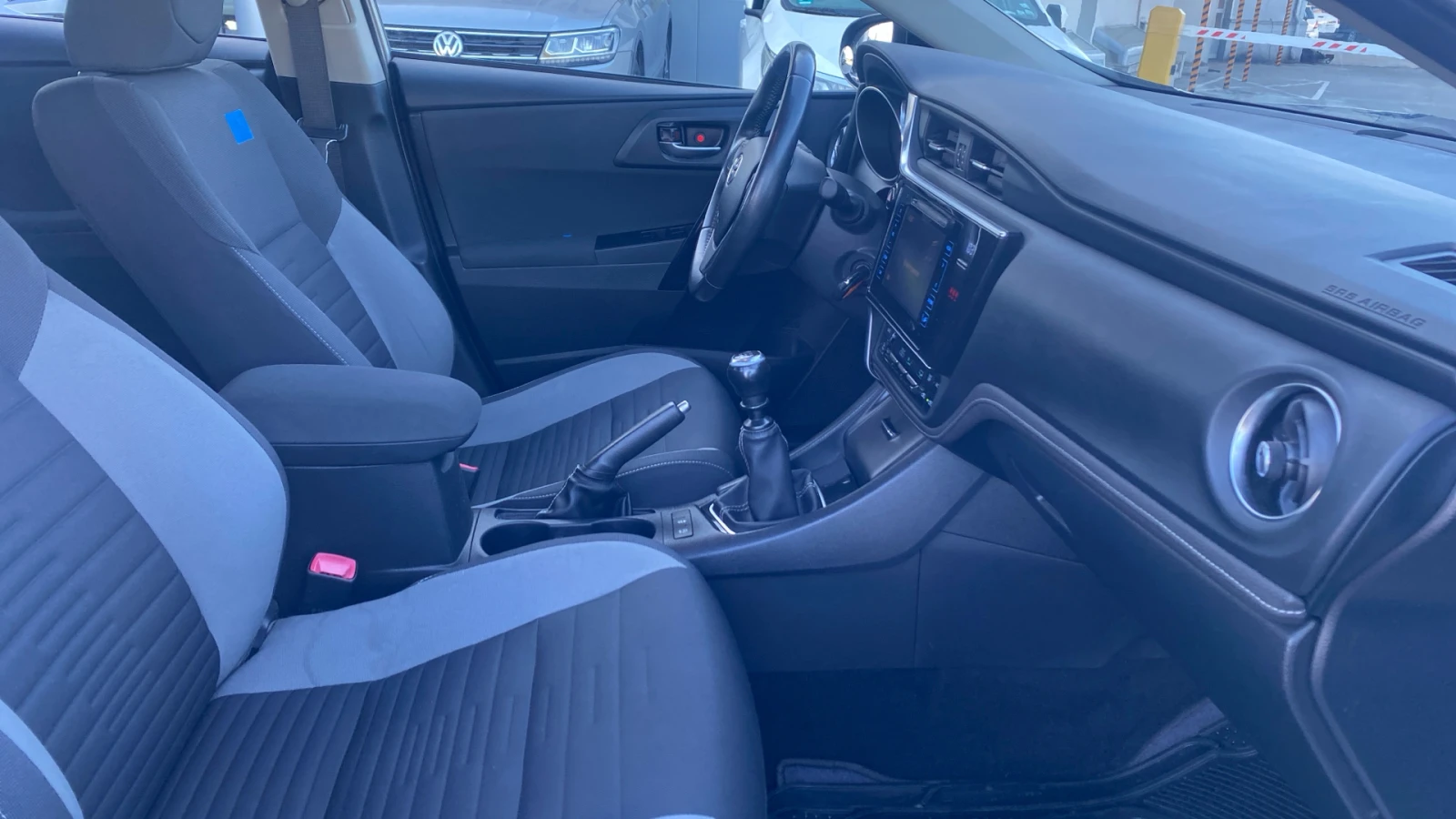 Toyota Auris 1.2T MT - изображение 8