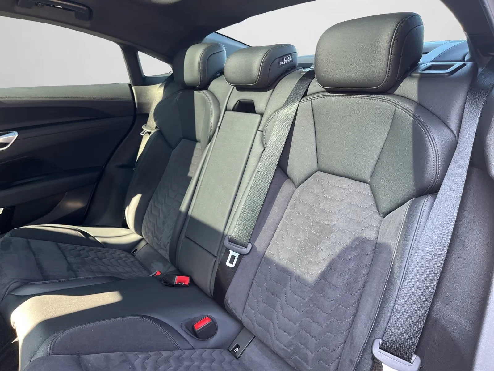 Audi E-Tron GT QUATTRO/476HP/MATRIX/PANO/360/ACC/MEMO/234z, снимка 12 - Автомобили и джипове - 54041962